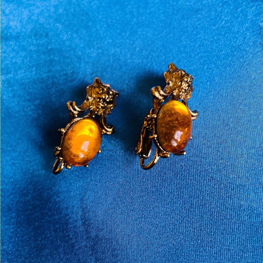 Vintage 1940/50s Gold Tone Amber Color Lion Head Lovely Clip Earrings 1” size.